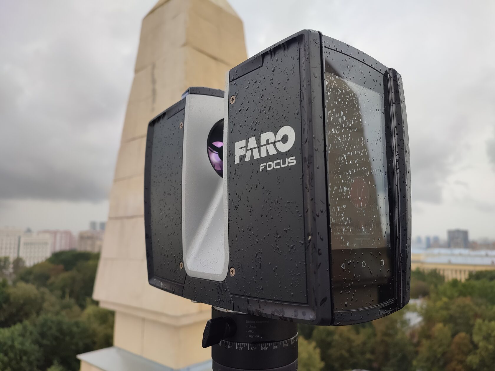 Лазерный сканер FARO Focus на штативе во время полевой съёмки архитектурного объекта