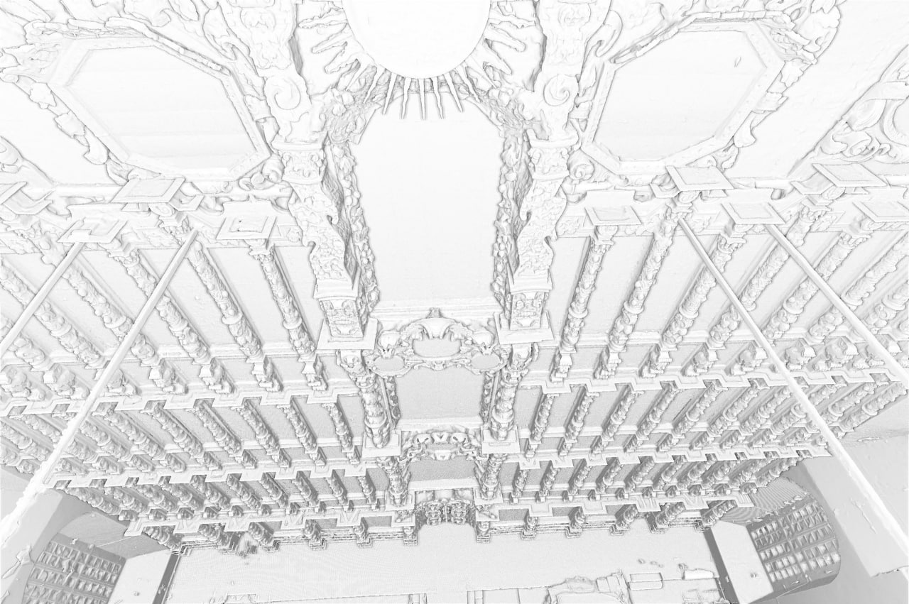 3D-модель резного потолка интерьера с детальной лепниной и балками в светлых тонах