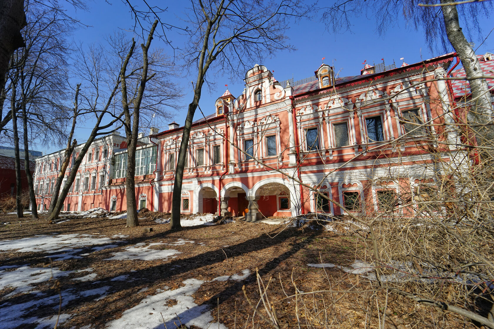 Фасад Палат Волковых-Юсуповых в Москве с видом из парковой зоны