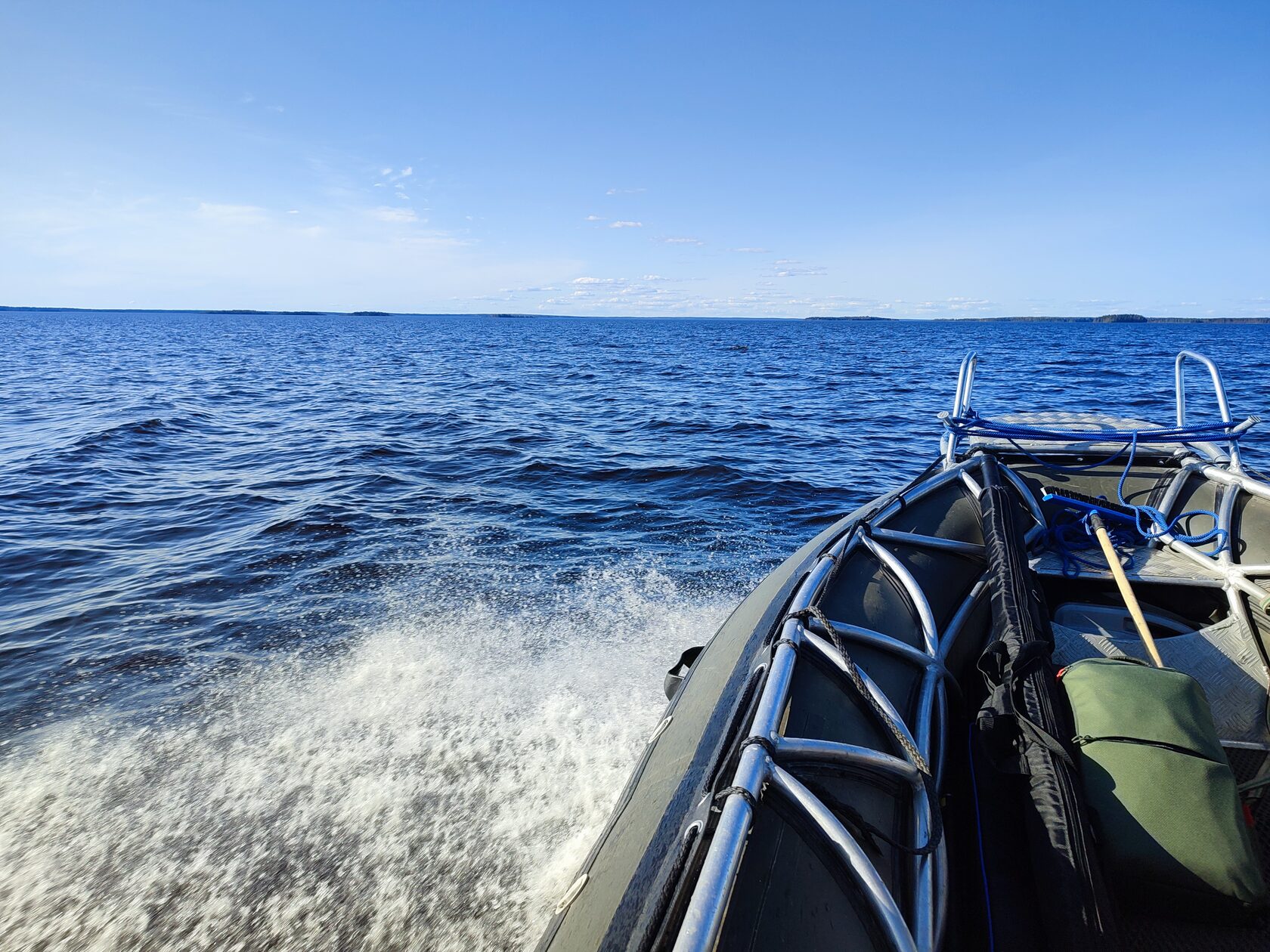Вид с носа моторной лодки на водную гладь во время полевой съёмки