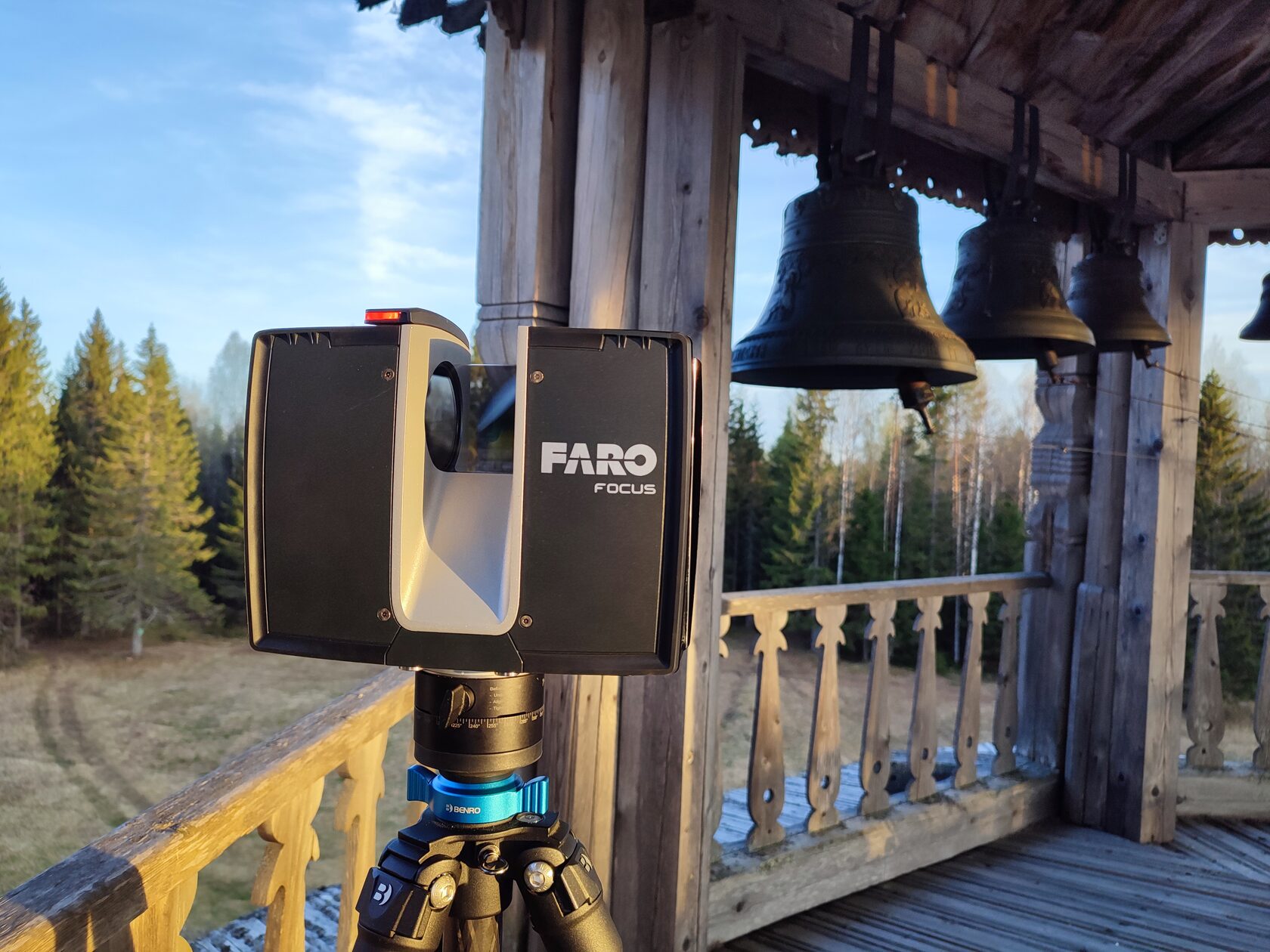Лазерный сканер FARO Focus на штативе в колокольне церкви Илии Пророка в Колгострове