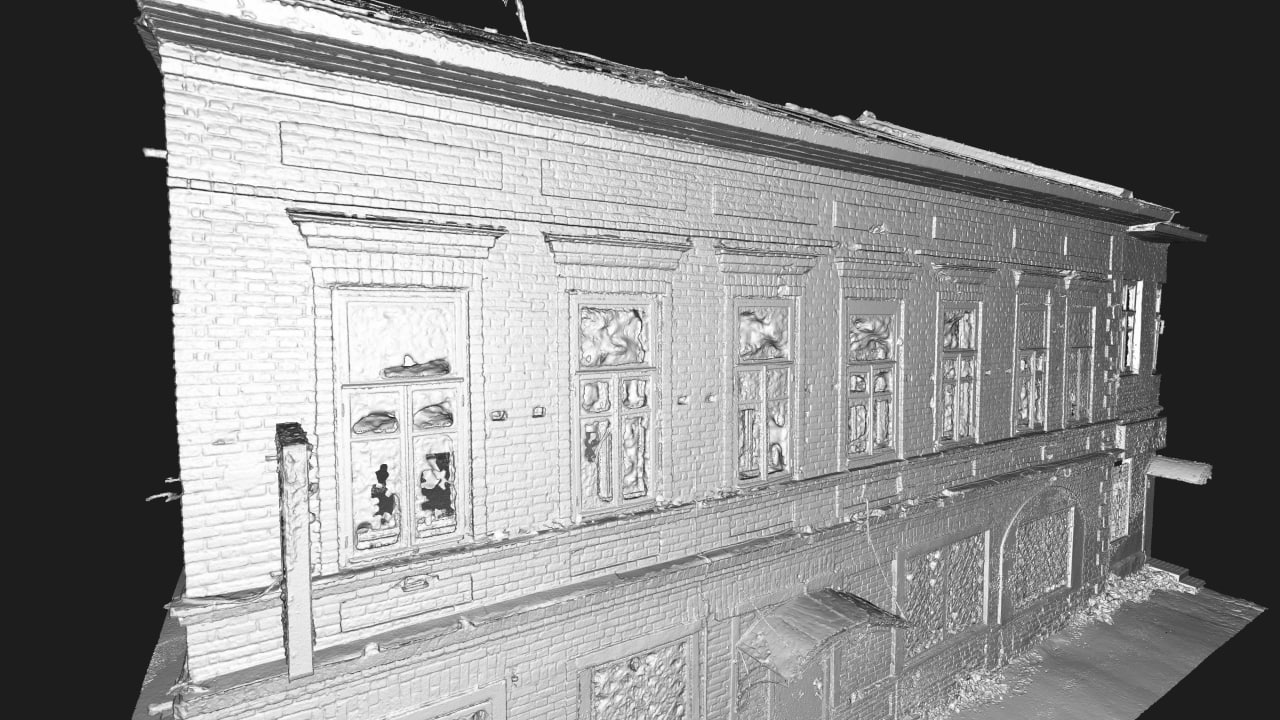 Облако точек фасада кирпичного здания с оконными проемами и архитектурным декором