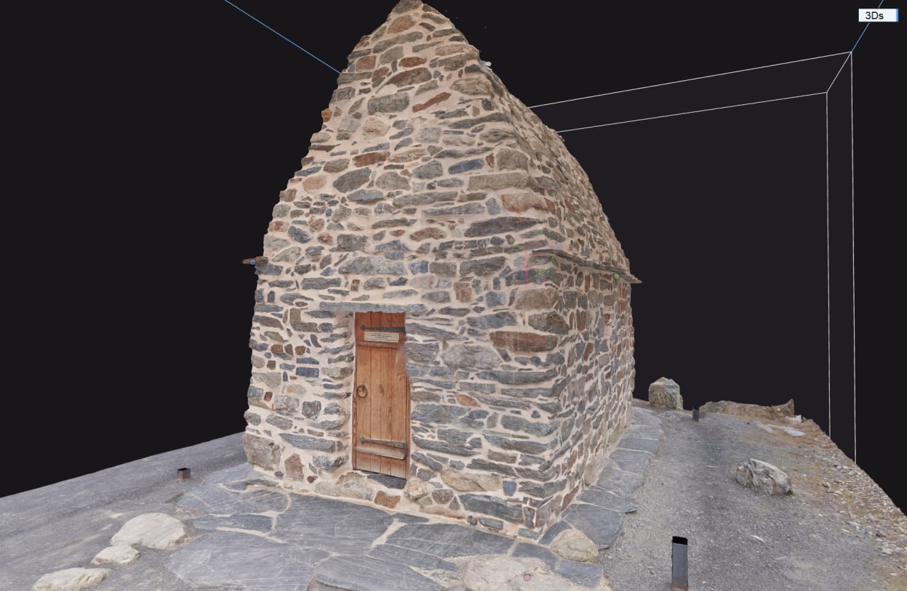 3D-модель фасада Нузальской часовни с каменной кладкой и деревянной дверью на темном фоне
